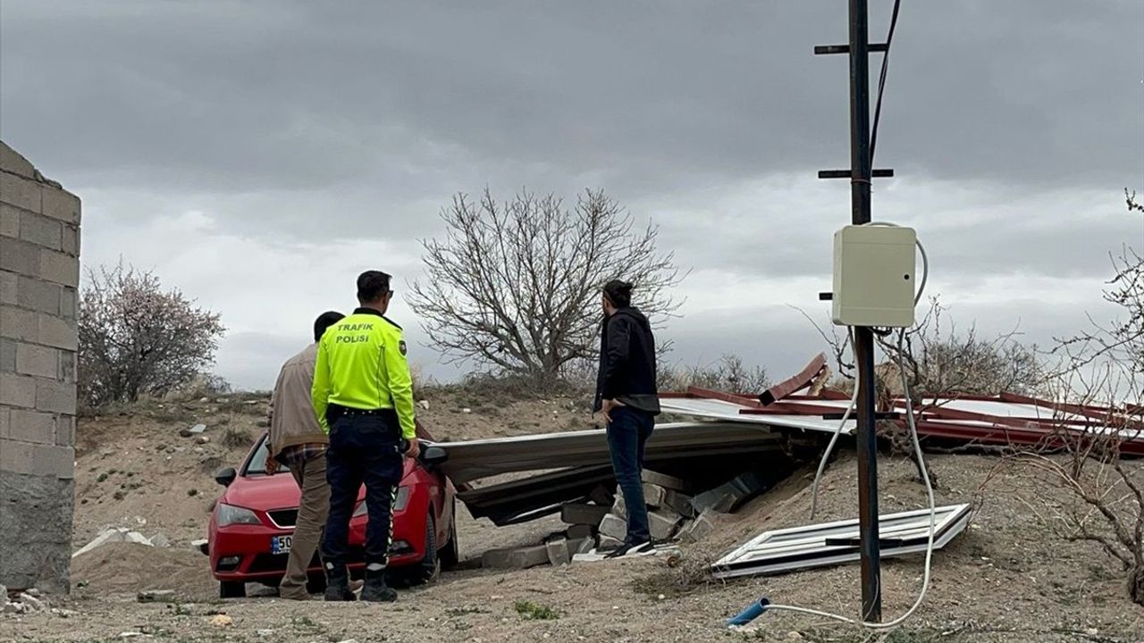 Nevşehir'de Kuvvetli Rüzgar Çatı Düşürdü, 2 Yaralı