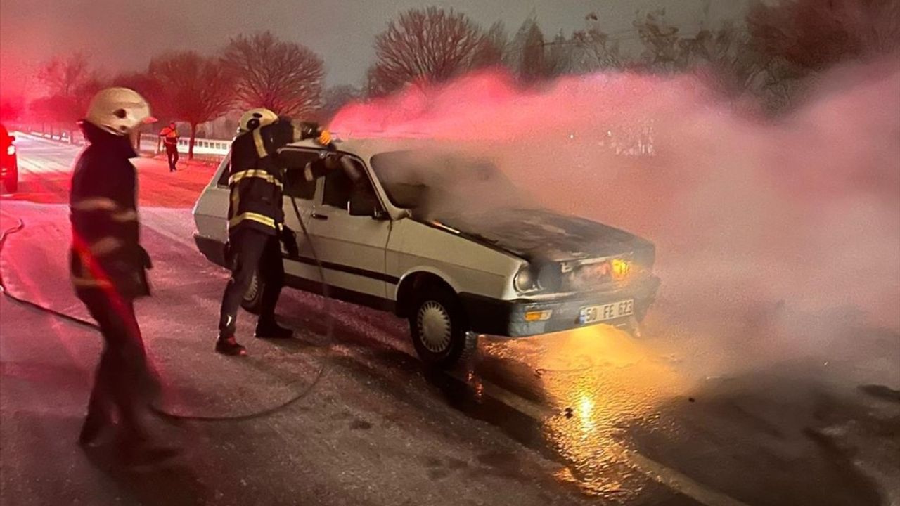 Nevşehir'de Seyir Halindeki Otomobil Alev Alarak Yangın Çıkardı