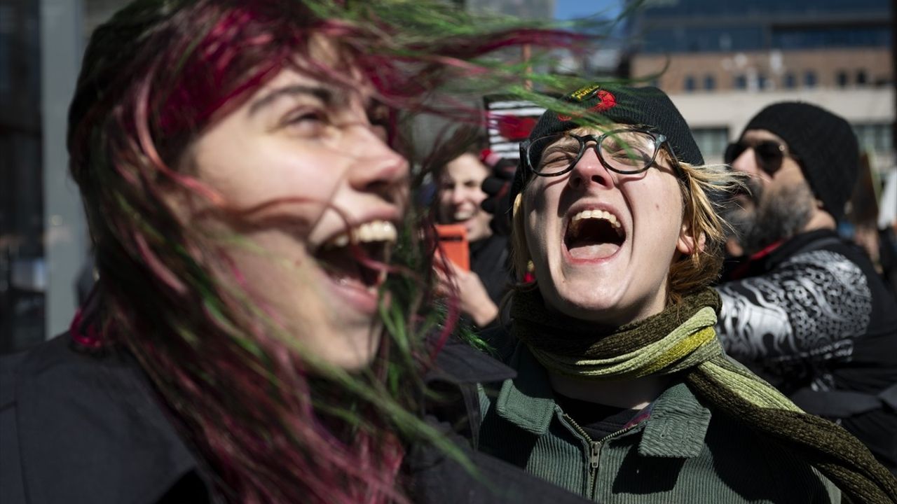 New York'ta Tesla Bayisinde Protesto