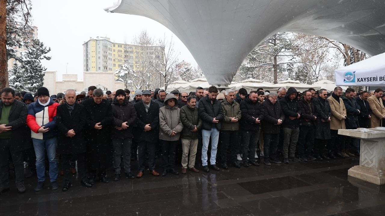 Oktay Ensari Son Yolculuğuna Uğurlandı