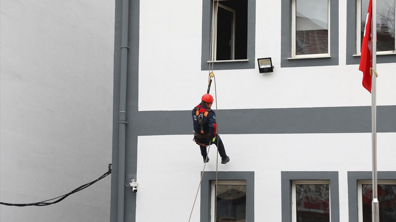 Ordu'da Lise Öğrencileri Deprem ve Tahliye Tatbikatı Gerçekleştirdi