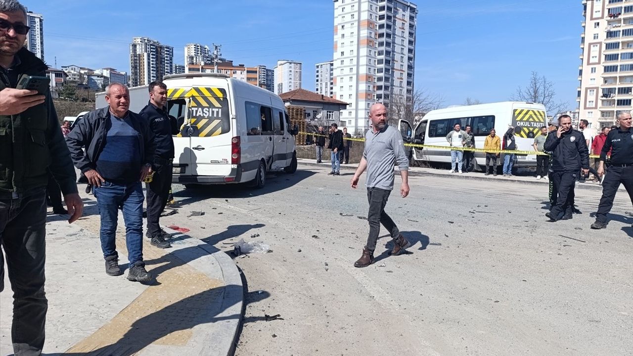 Ordu'da Öğrenci Servisiyle Hafif Ticari Araç Çarpıştı: 10 Yaralı