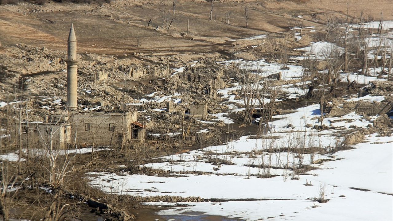 Pusat Köyü, Sivas'ta Barajın Suyu Çekilince Gün Yüzüne Çıktı