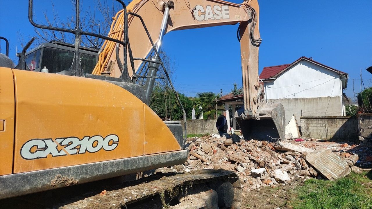 Sakarya'da Metruk Yapının Yıkılması Sonucu Bir Kişi Hayatını Kaybetti
