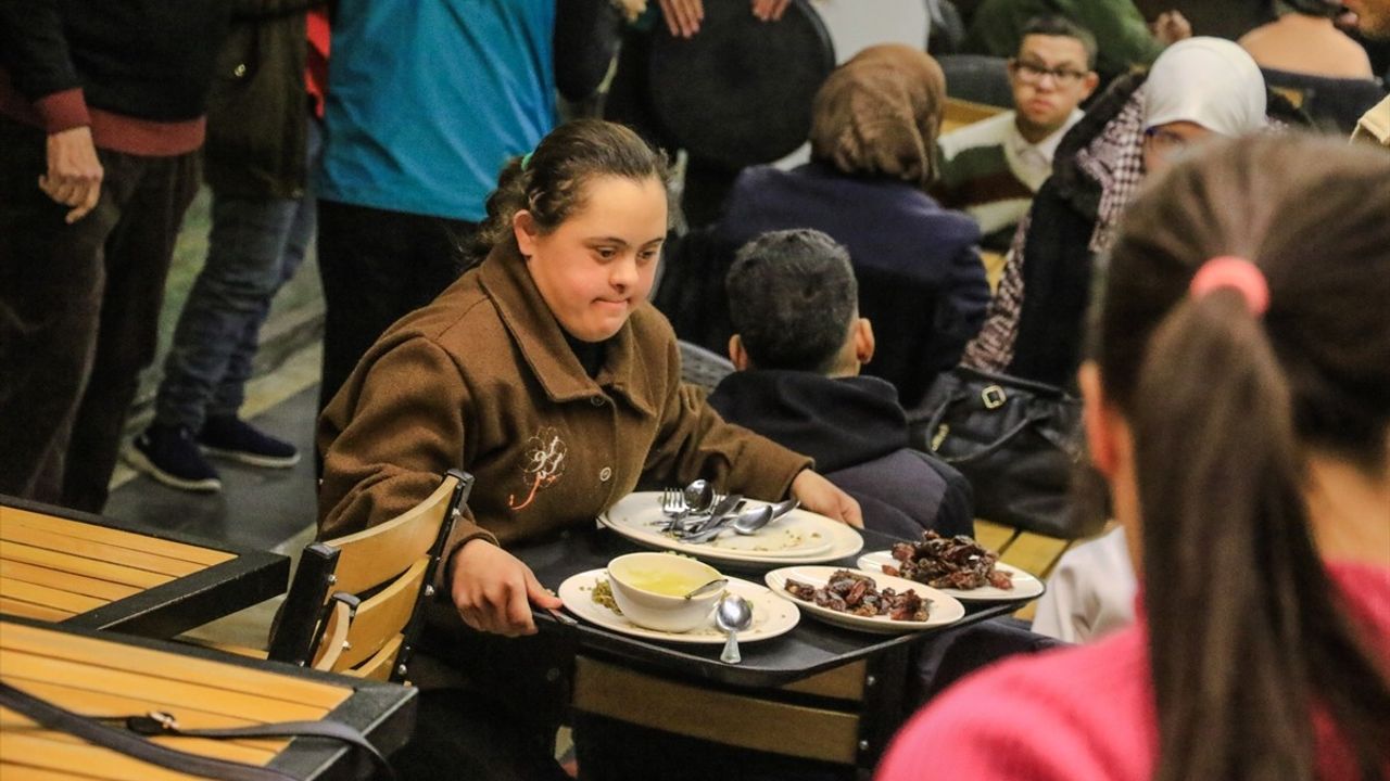 Şam'da Down Sendromlu Gençler için Ramazan İftarı Düzenlendi