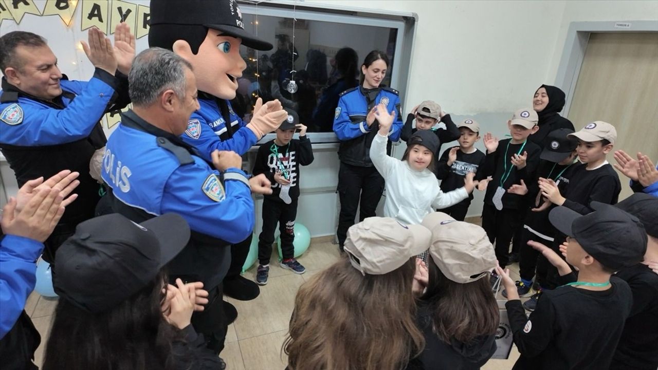 Samsun'da Down Sendromlu Öğrenciye Polislerden Sürpriz Ziyaret