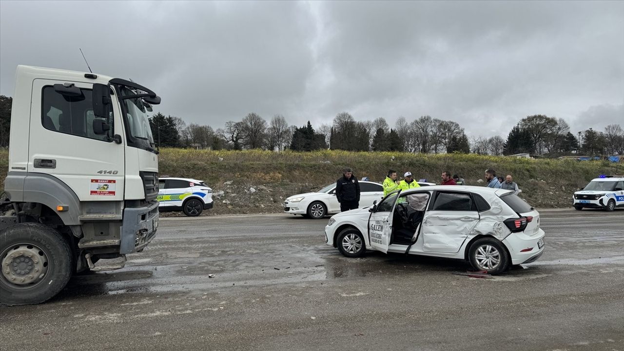 Samsun'da Sürücü Kursu Aracıyla Beton Mikseri Çarpıştı