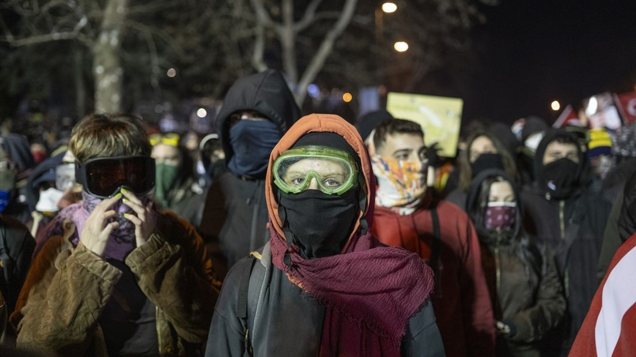 Saraçhane'deki İzinsiz Gösteri: Polise Saldırı ve Müdahale