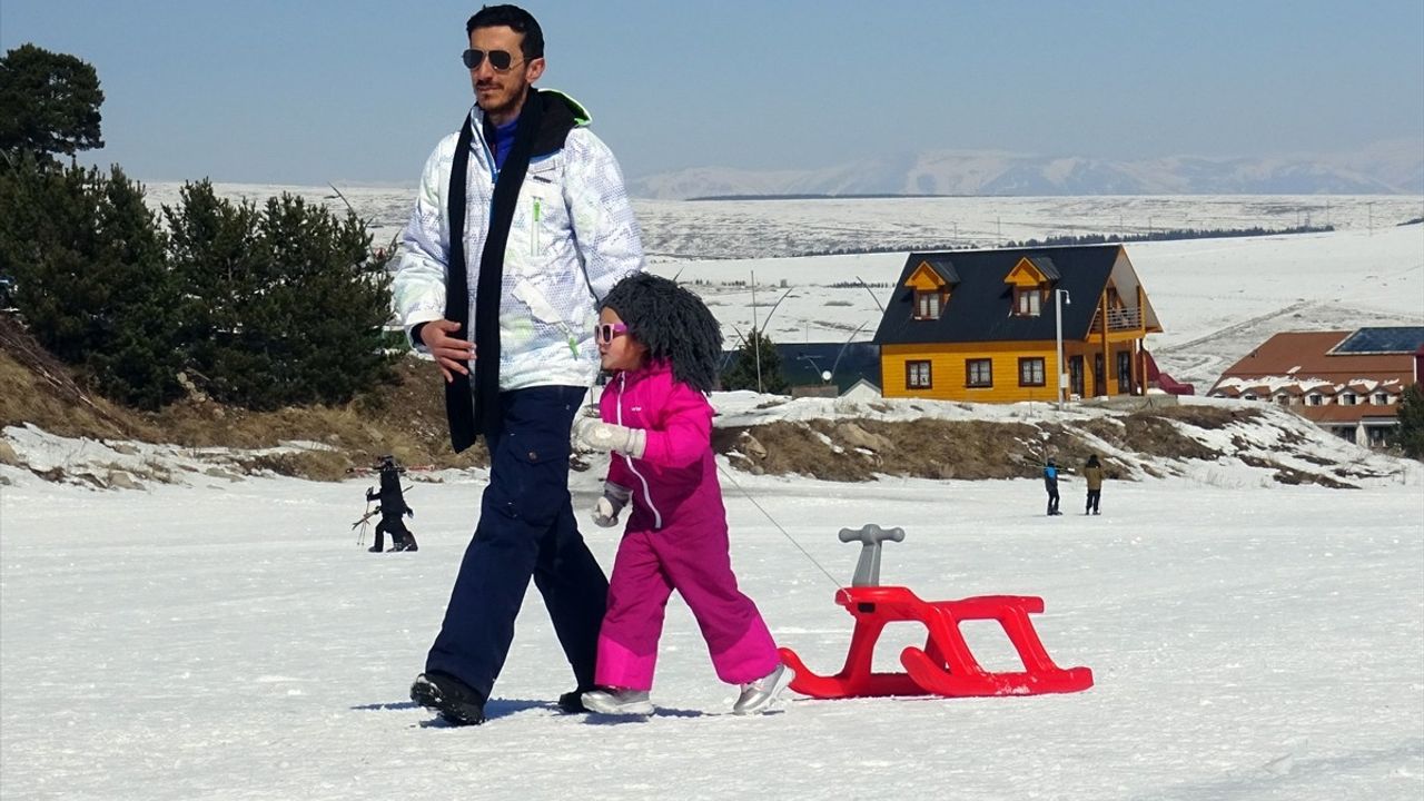 Sarıkamış Kayak Merkezi'nde Hafta Sonu Yoğunluğu