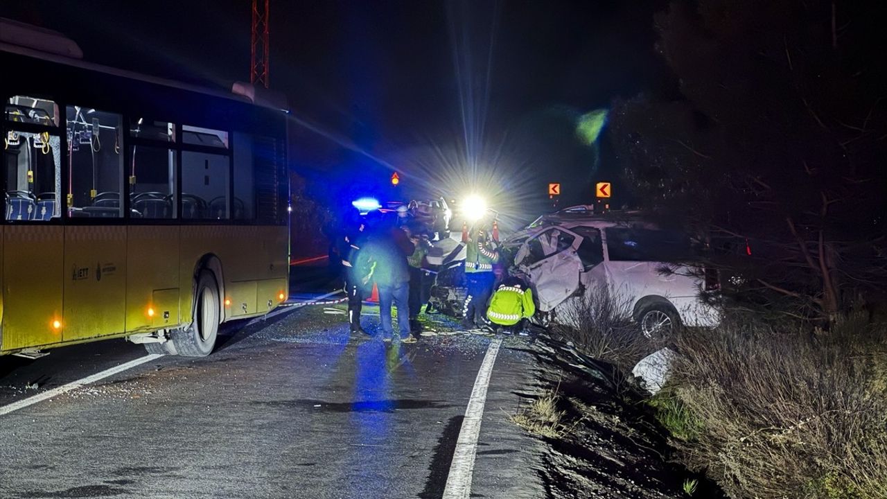 Sarıyer'de İETT Otobüsüyle Çarpışan Hafif Ticari Araçta Can Kaybı