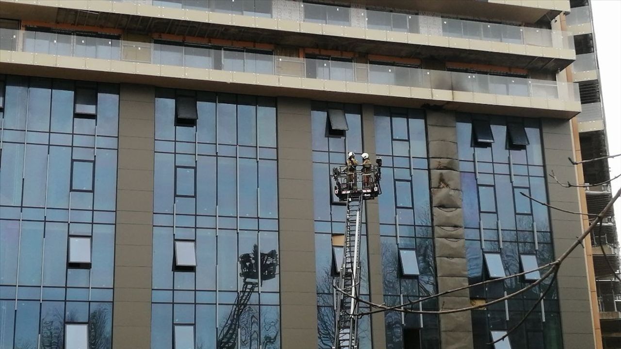 Sarıyer'deki Otel İnşaatında Yangın Kontrol Altına Alındı