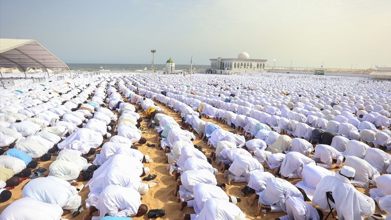 Senegal'de Ramazan Bayramı Namazı Okyanus Kıyısında İcra Edildi