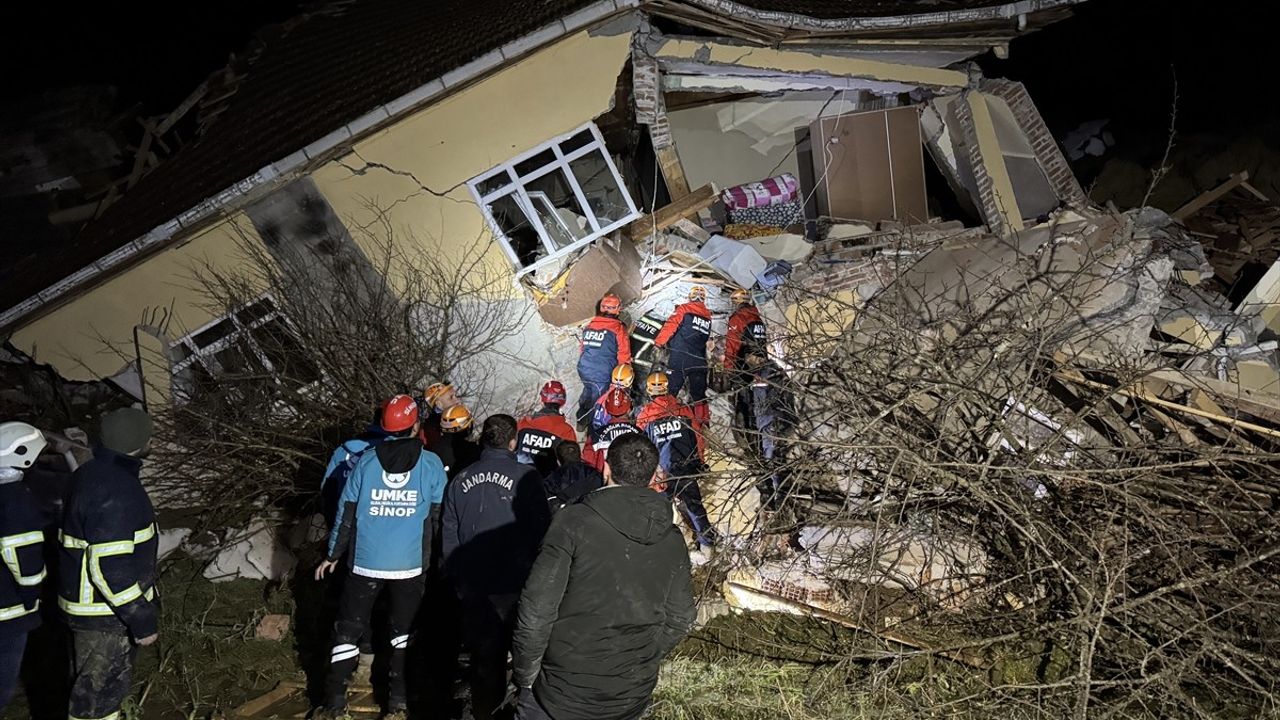 Sinop'ta Heyelan: 3 Ev Yıkıldı, 4 Yaralı