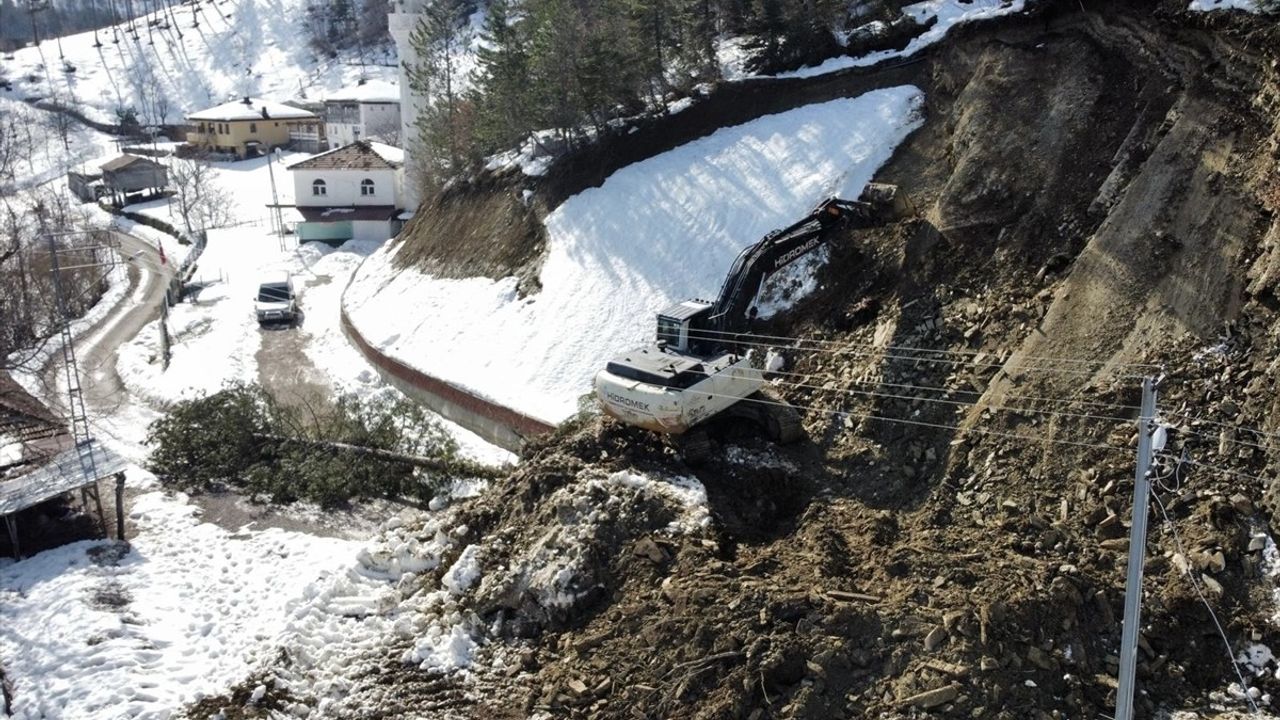 Sinop'ta Heyelan Sonrası Kapalı Köy Yolu Yeniden Ulaşıma Açıldı