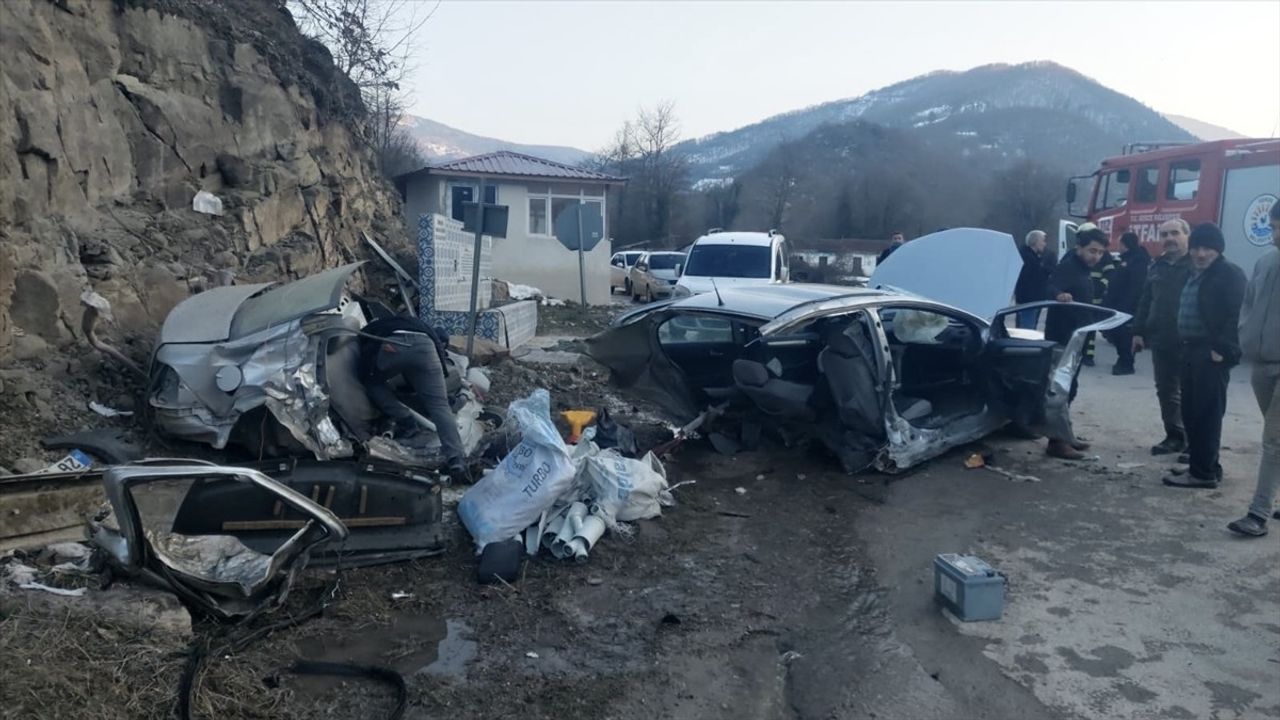 Sinop'ta İki Araç Çarpıştı, 5 Kişi Yaralandı