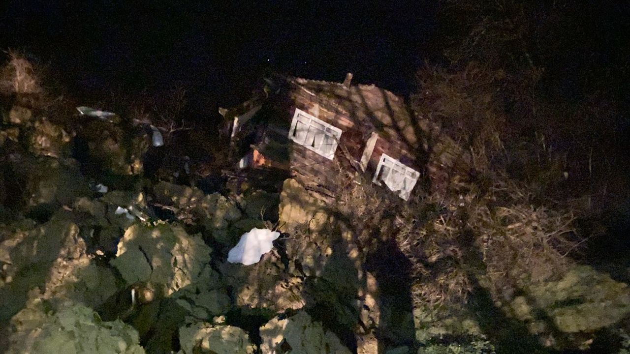 Sinop'taki Heyelan: 3 Ev Yıkıldı, 2 Yaralı Kurtarıldı