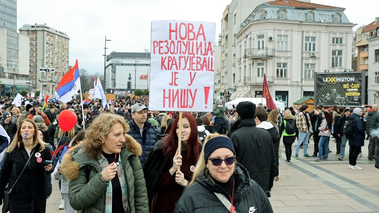 Sırbistan'da Öğrenci Gösterileri Devam Ediyor