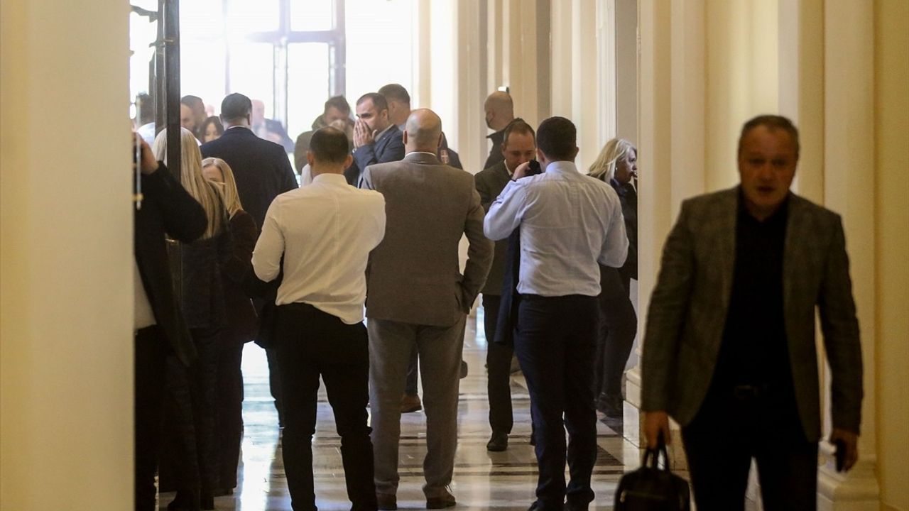 Sırbistan Meclisi'nde Şiddetli Kavga: İki Milletvekili Yaralandı