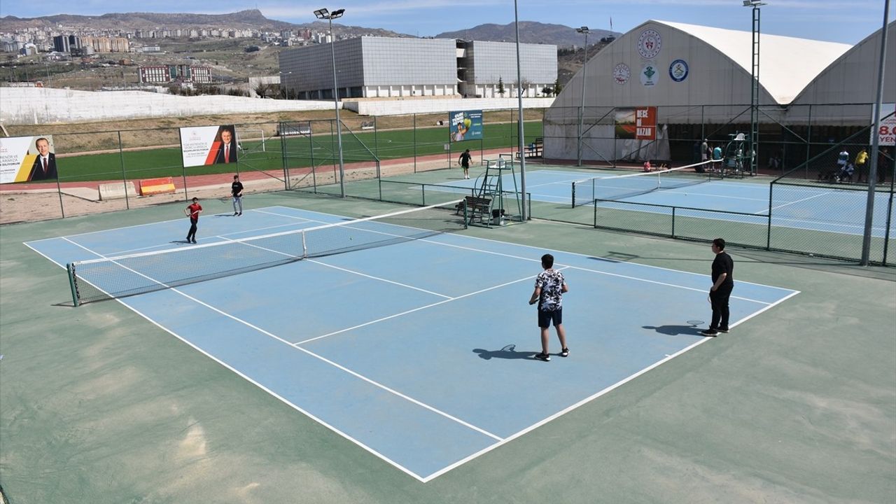 Şırnak'ta Gençler Tenis Bölge Birinciliği Heyecanı