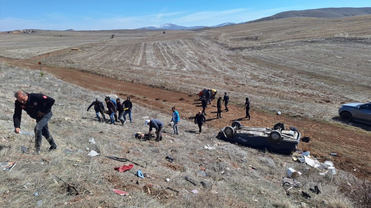 Sivas'ta Tarlaya Devrilen Otomobilde Dört Yaralı