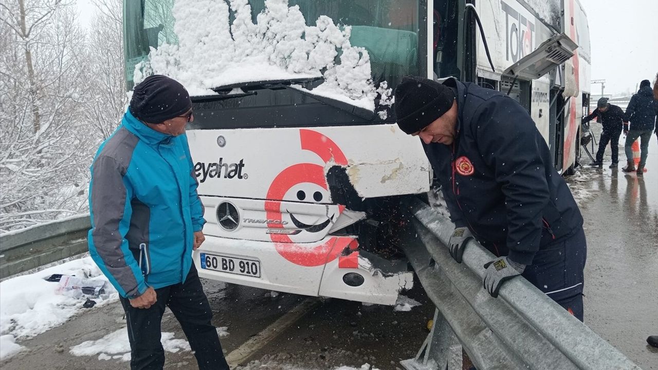 Sivas'ta Yolcu Otobüsleri Çarpıştı: 6 Yaralı