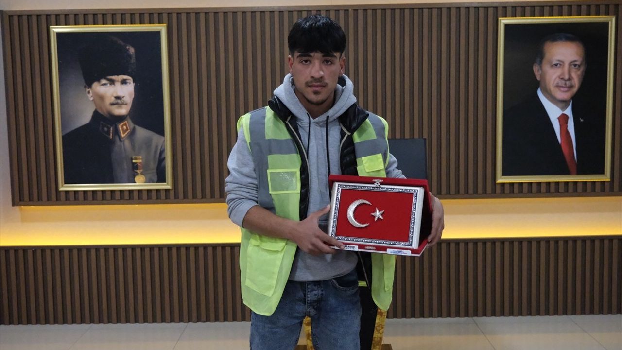 Temizlik İşçisinden Bayrak Hassasiyeti