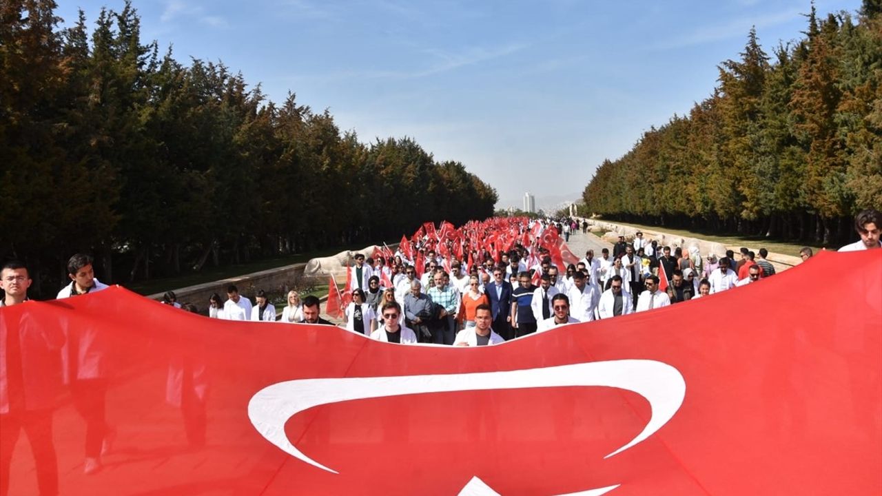Tıbbiyeliler Derneği Anıtkabir'i Ziyaret Etti