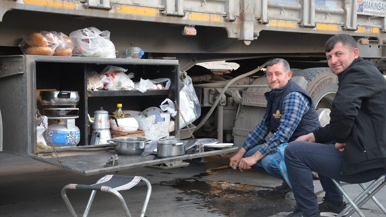 Tır Şoförleri Sınırda İftar Sofraları Kuruyor