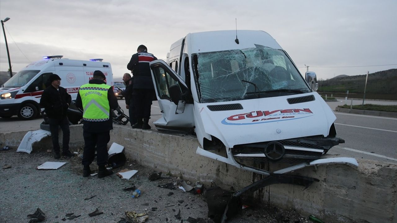 Tokat'ta İşçi Servisi Kaza Yaptı: 15 Yaralı