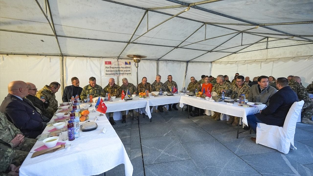 Türk Askerleri Bosna Hersek'te İftar Programı Düzenledi