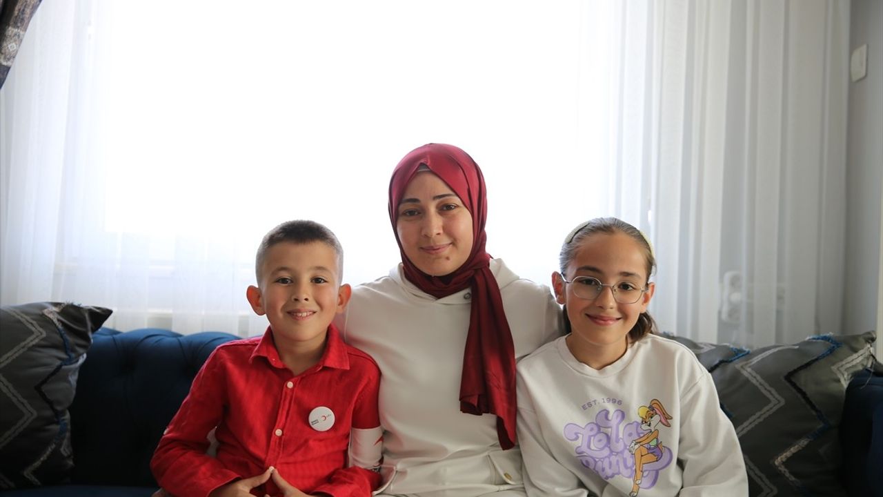 Türk Kızılay'dan Küçük Gönüllüye Sürpriz
