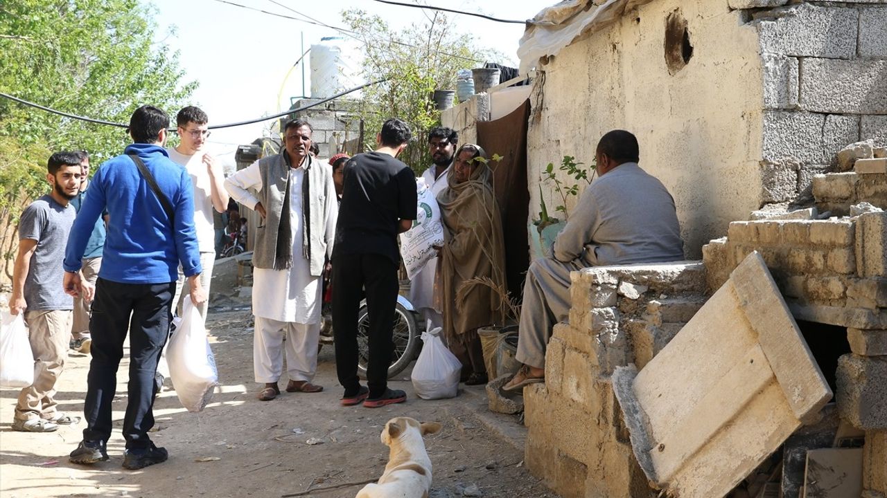 Türk Öğrencilerden Pakistan'daki İhtiyaç Sahiplerine Yardım