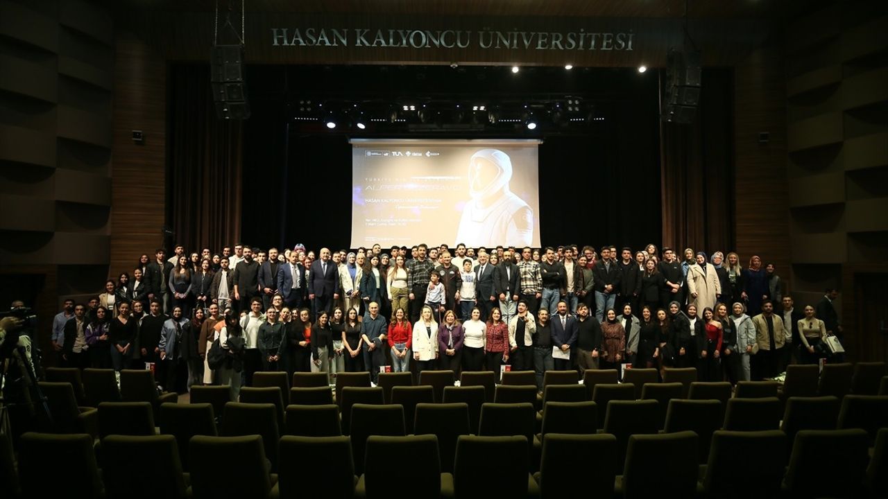 Türkiye'nin İlk Astronotu Alper Gezeravcı Gaziantep'te Öğrencilerle Buluştu