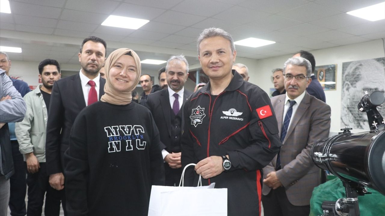 Türkiye'nin İlk Astronotu Alper Gezeravcı, Rize'de Öğrencilerle Buluştu