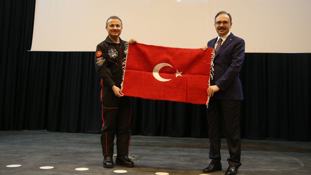 Türkiye'nin İlk Astronotu Alper Gezeravcı Siirt'te Öğrencilerle Buluştu