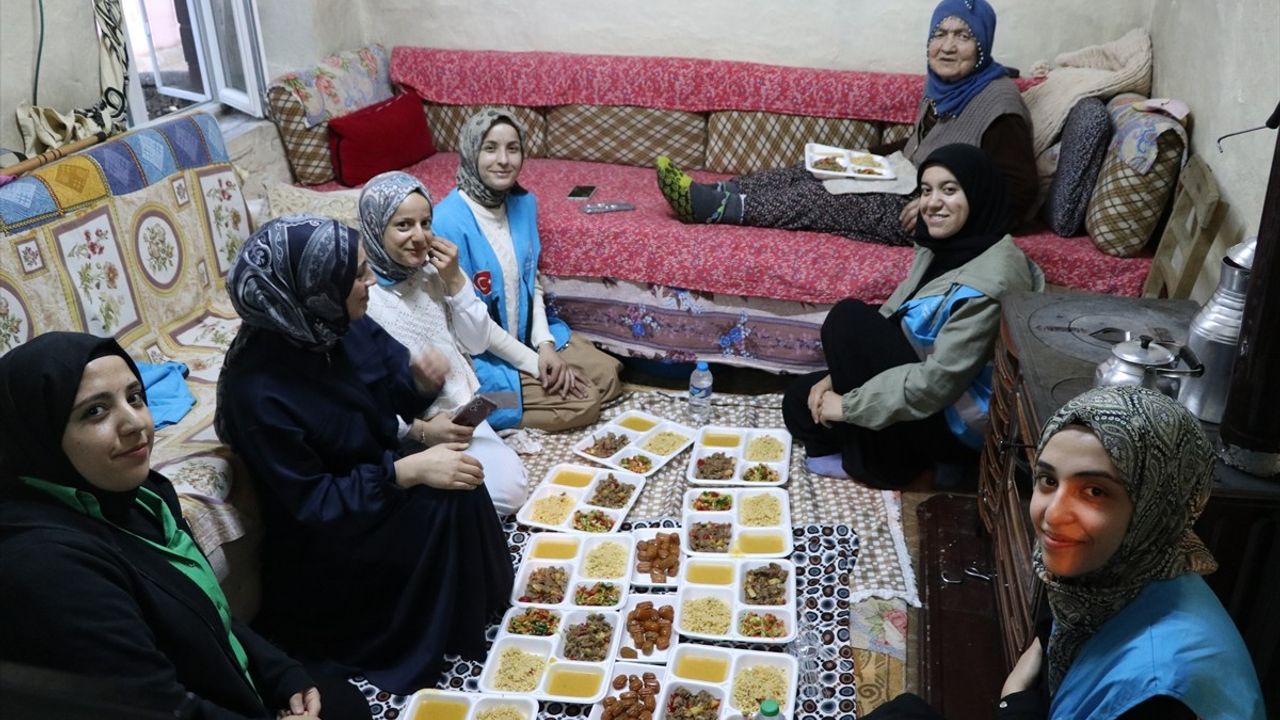 Üniversite Öğrencileri Yaşlılar İçin İftar Sofrası Hazırlıyor