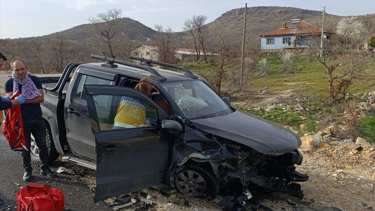 Uşak'ta Trafik Kazası: 1 Ölü, 2 Yaralı