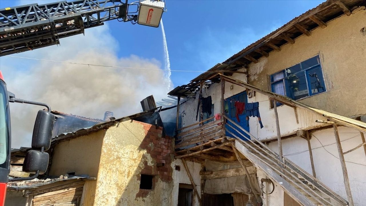 Uşak'taki Yangında Üç Ev Zarar Gördü