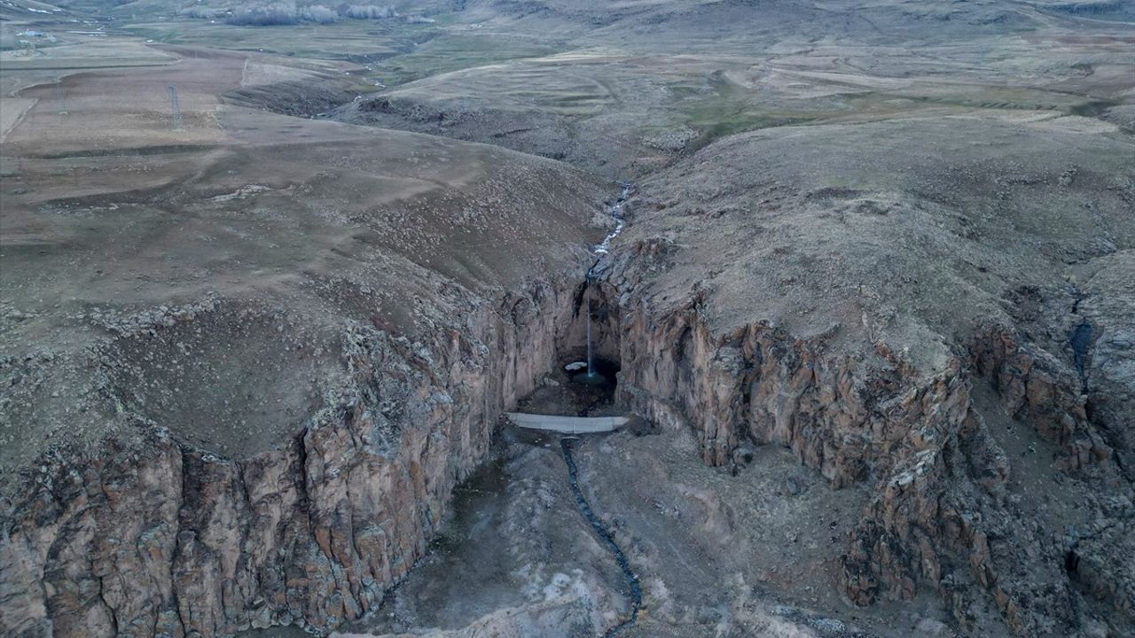 Yaşar Kemal Şelalesi Yazın Kuru Kaldı, Kışın Yeniden Canlandı