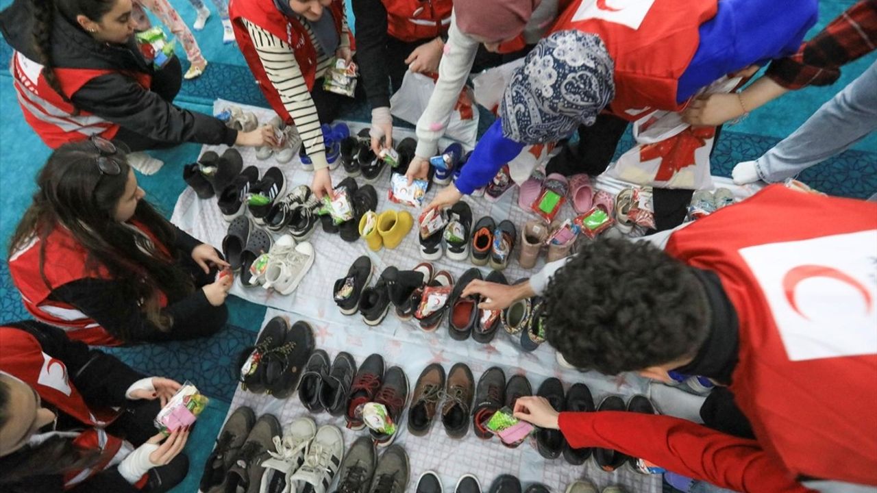 Zonguldak'ta Kızılay Gönüllülerinden Çocuklara Sürpriz Hediyeler