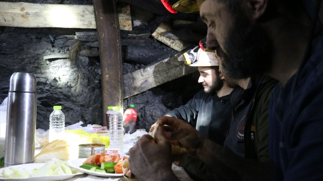 Zonguldak'ta Maden İşçileri Yerin 200 Metresinde İlk Sahurlarını Yaptı