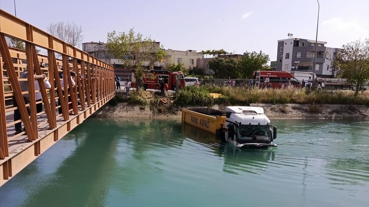 Adana'da Sulama Kanalına Düşen Tır Sürücüsü Kurtarıldı