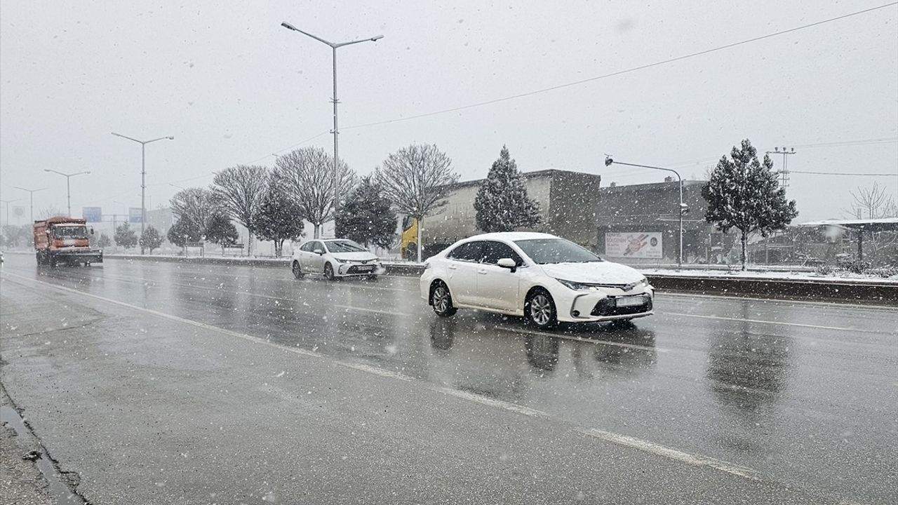 Afyonkarahisar'da Etkili Kar Yağışı