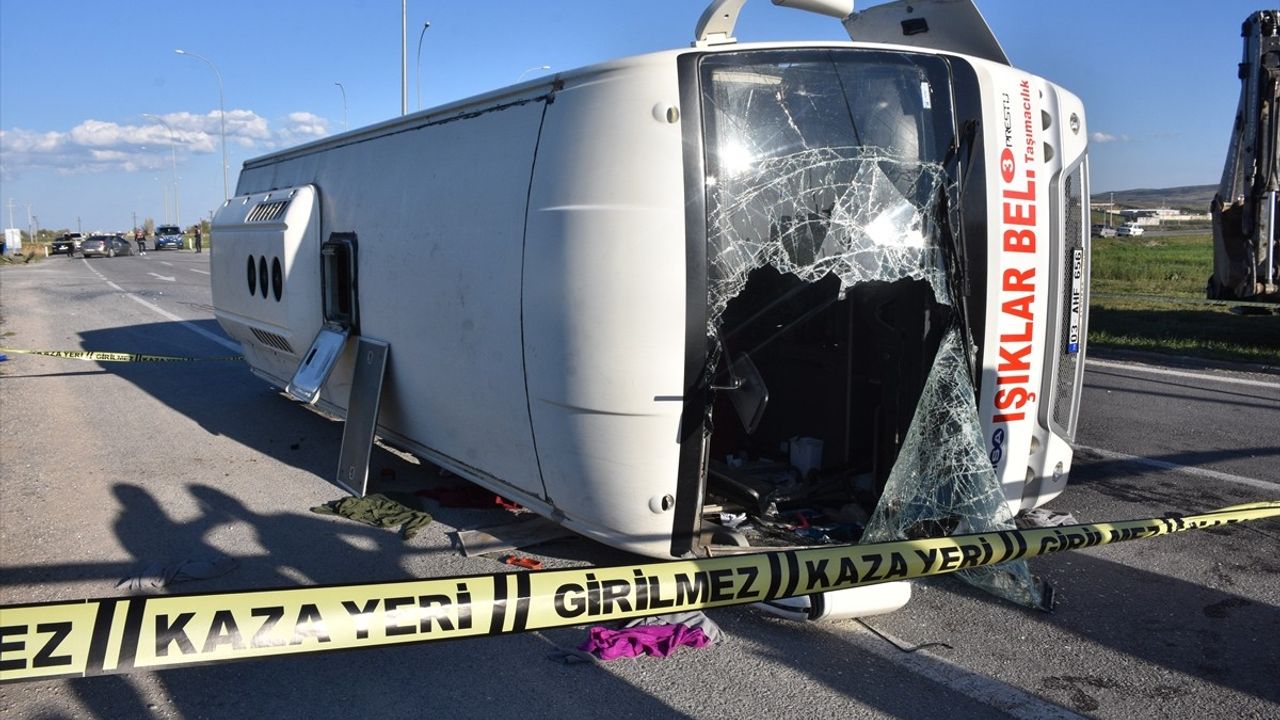 Afyonkarahisar'da Midibüs ile Otomobil Çarpıştı: 12 Yaralı