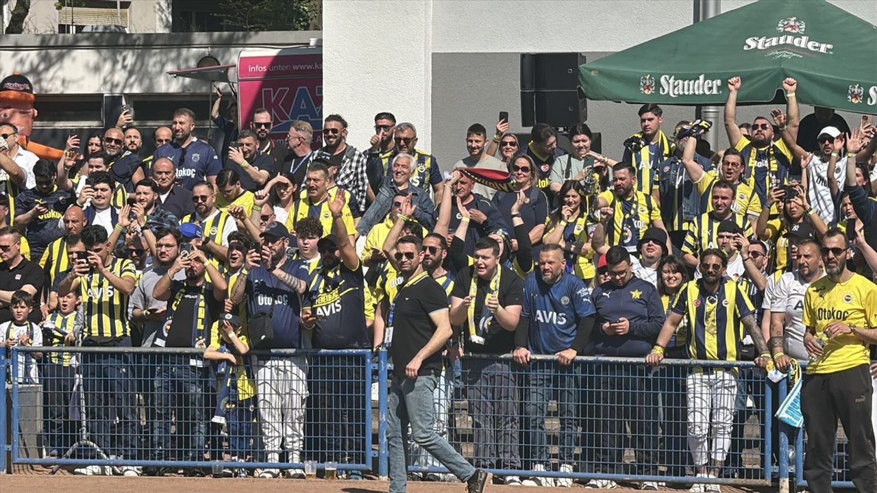 Almanya'da Fenerbahçe ve Schalke 04 Efsaneleri Dostluk Maçında Buluştu