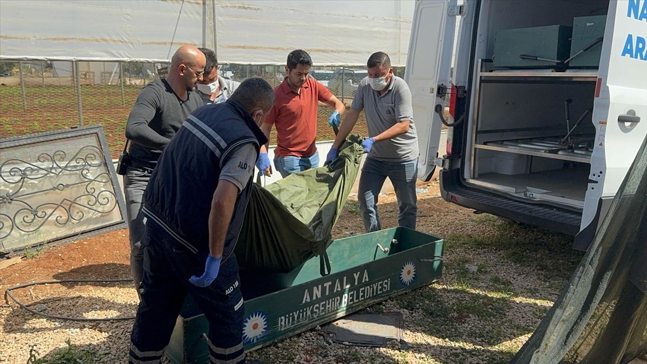 Antalya'da Durgun Suda Bulunan Erkek Cesedi Şok Etti