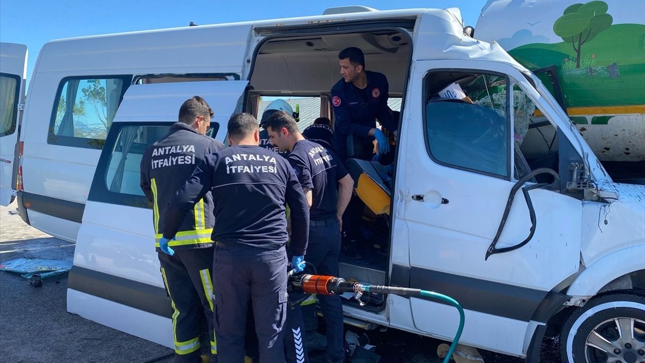 Antalya'da Tur Minibüsü Sulama Tankerine Çarptı, 6 Yaralı