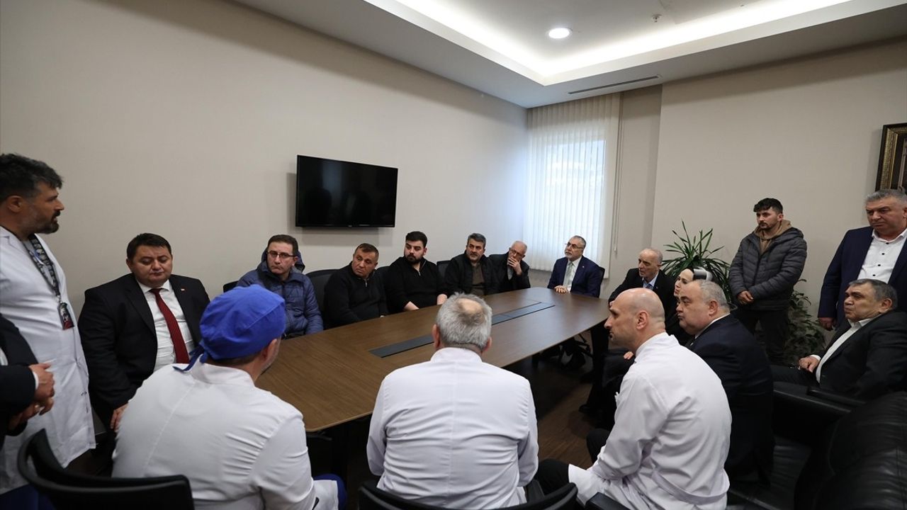 Bakan Işıkhan Maden İşçilerini Hastanede Ziyaret Etti