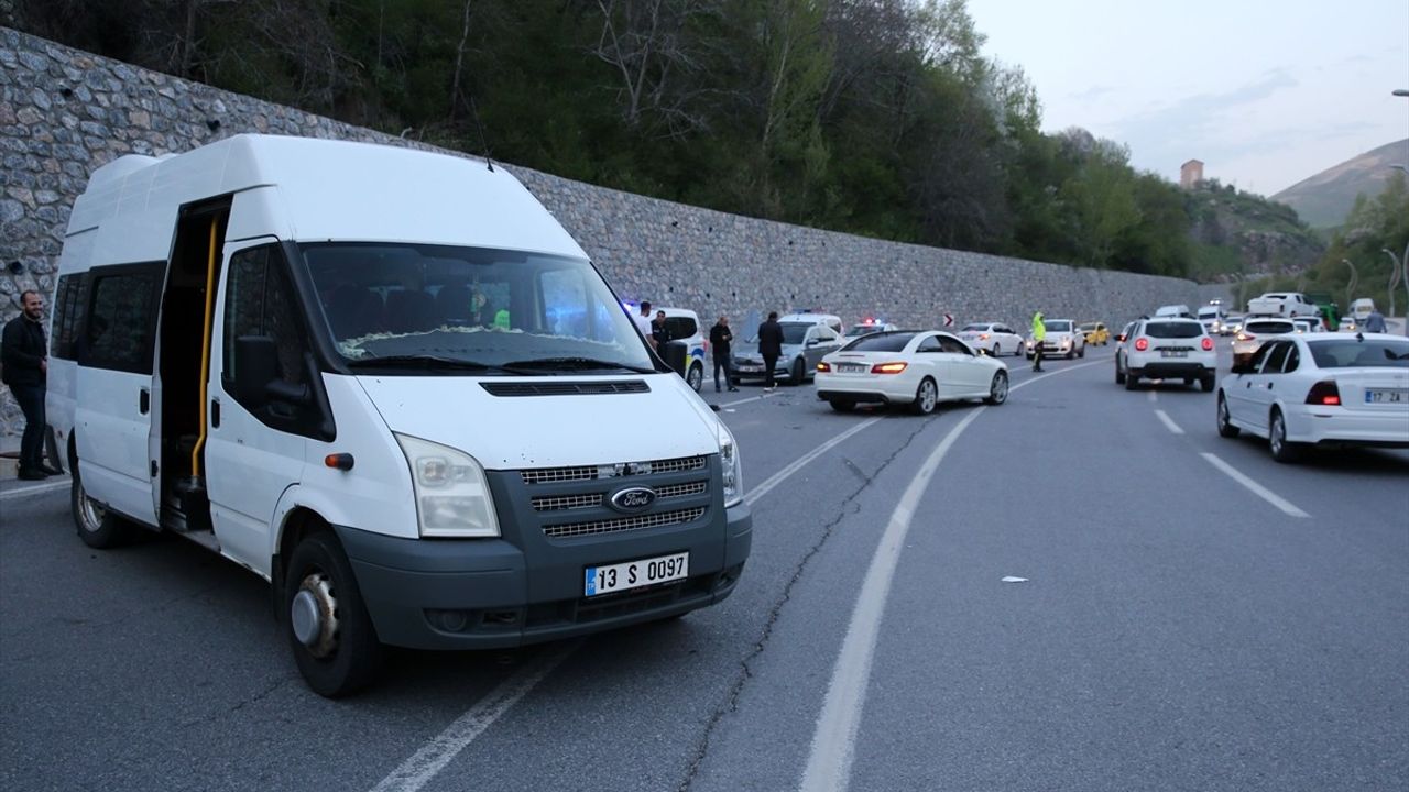 Bitlis'te Otomobil ve Minibüs Çarpıştı
