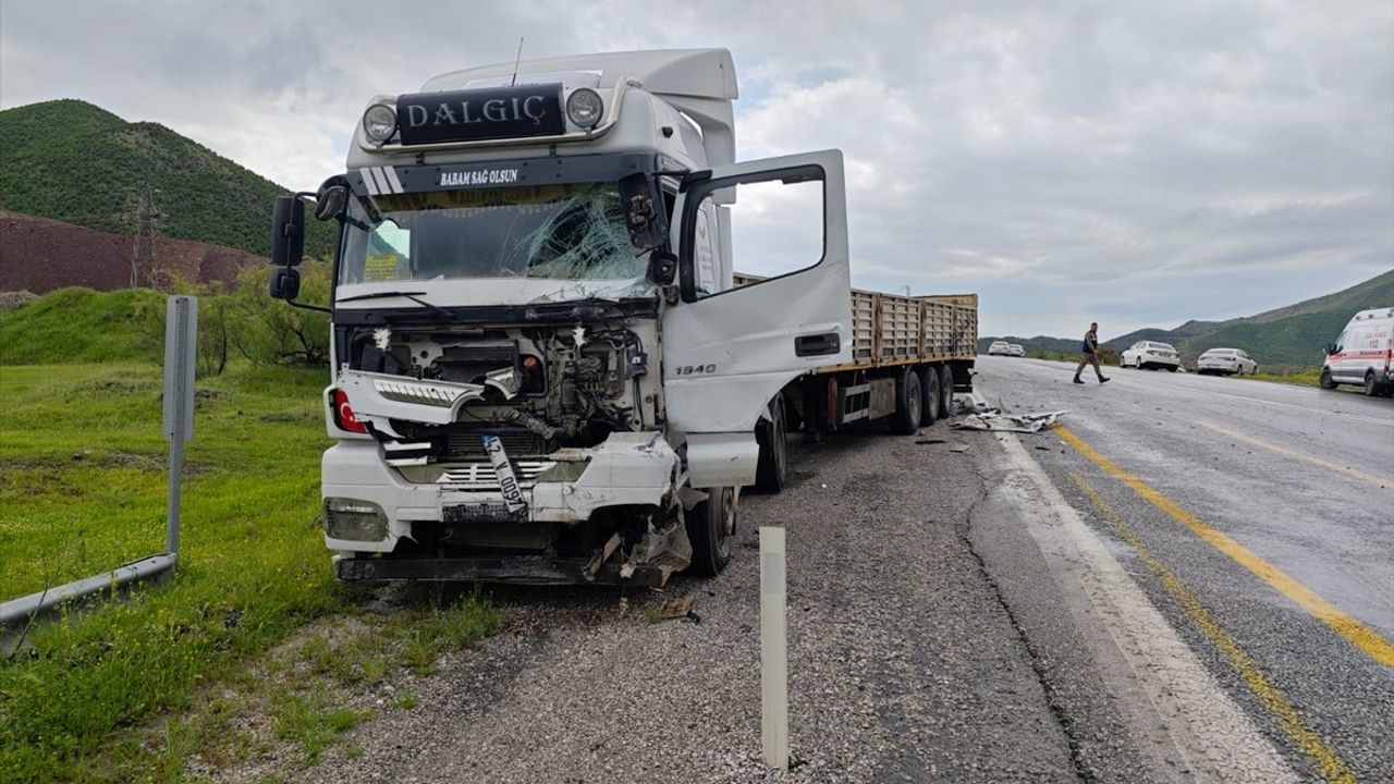 Bitlis'te Tır ile Minibüs Çarpıştı: 1 Ölü, 2 Yaralı